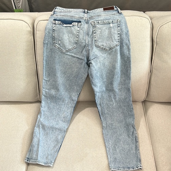 Hollister Curvy High Rise Mom Jean - Light Wash - Picture 2 of 4